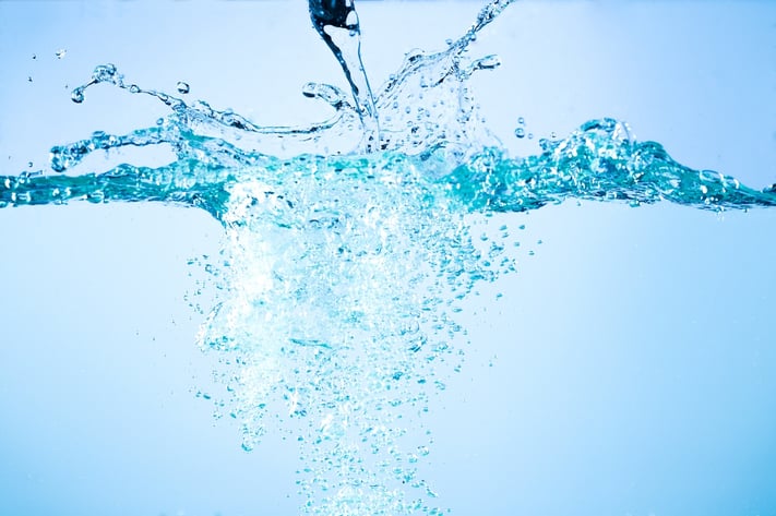 water splash representing hydration from hyaluronic acid in a skincare routine