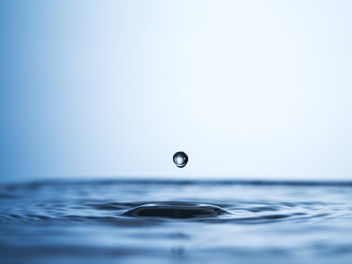 water droplet representing hydration in a morning vs night skincare routine